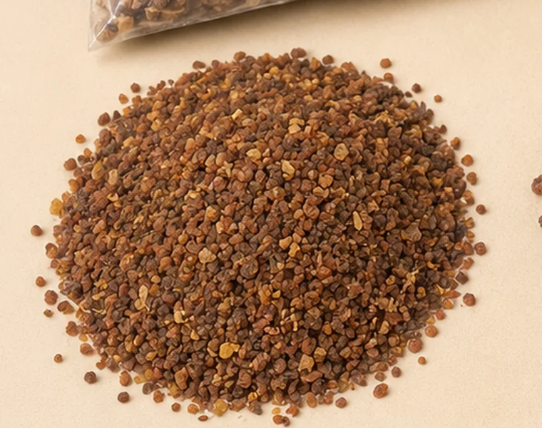 Small reddish-brown myrrh fragments and granules